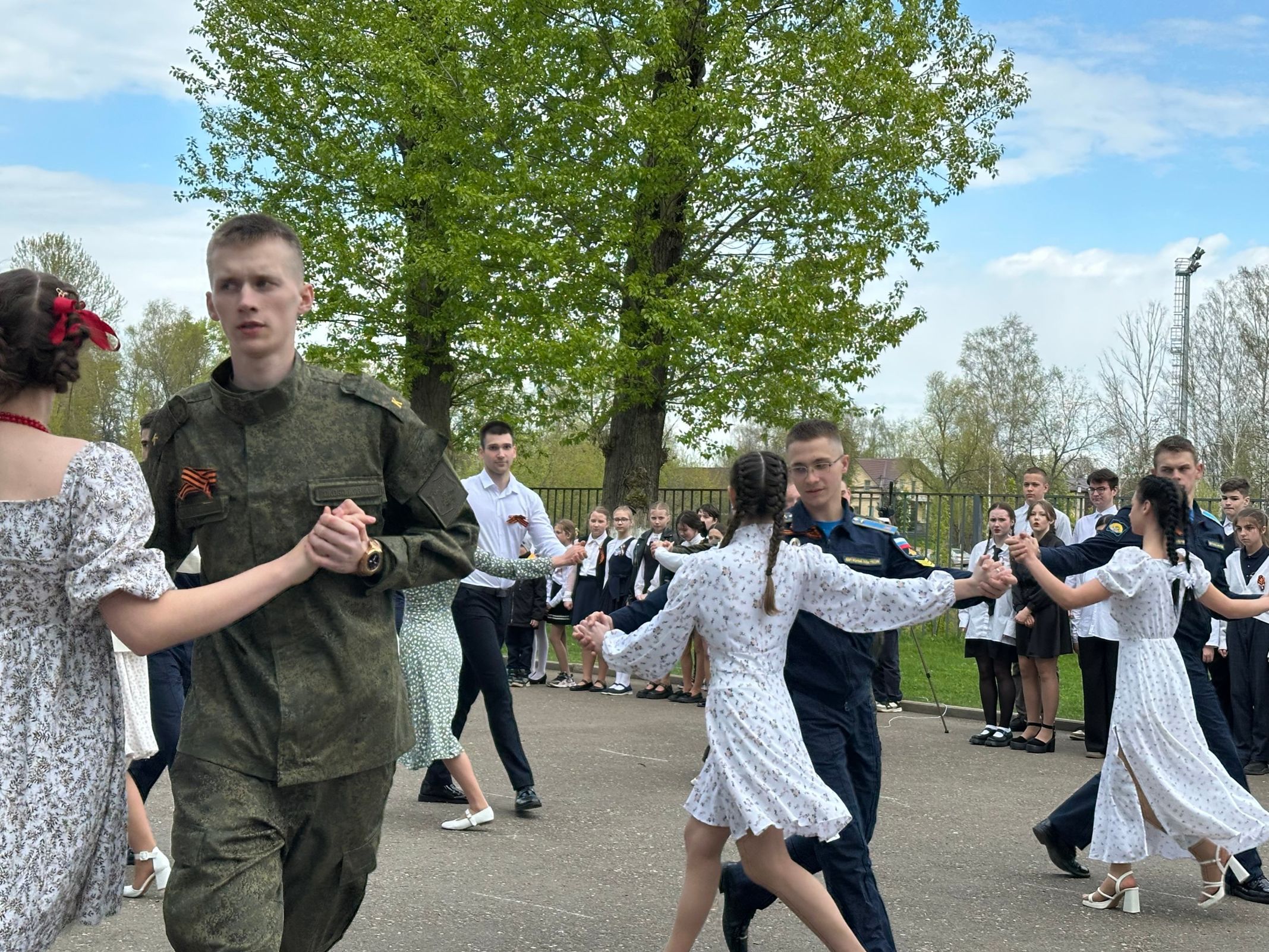 80 пар школьников исполнили в Ярославле вальс к 80-й годовщине Великой Победы