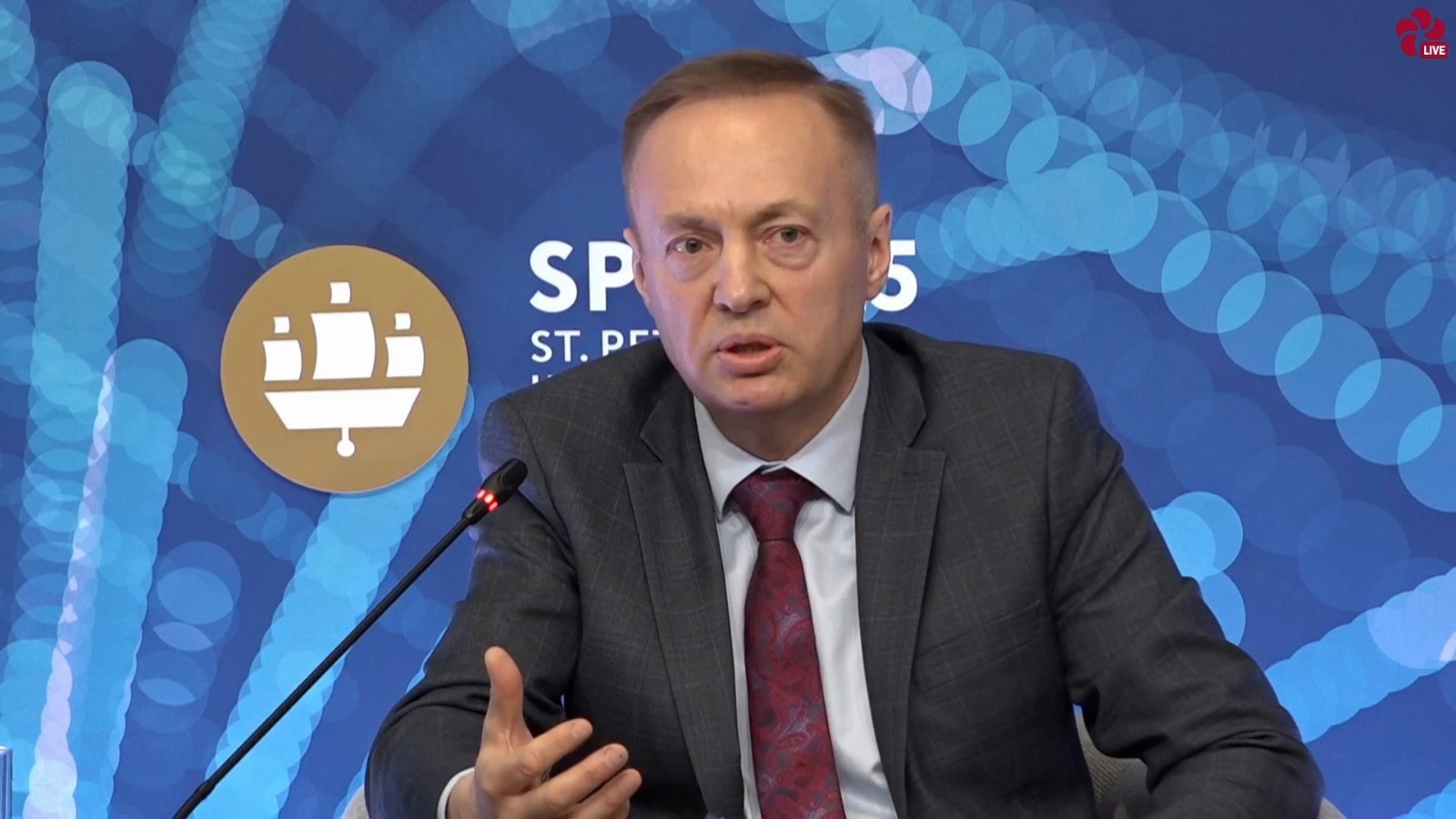 Ректор ЯГМУ на сессии ПМЭФ-2025 рассказал о балансе между безопасностью и прогрессом