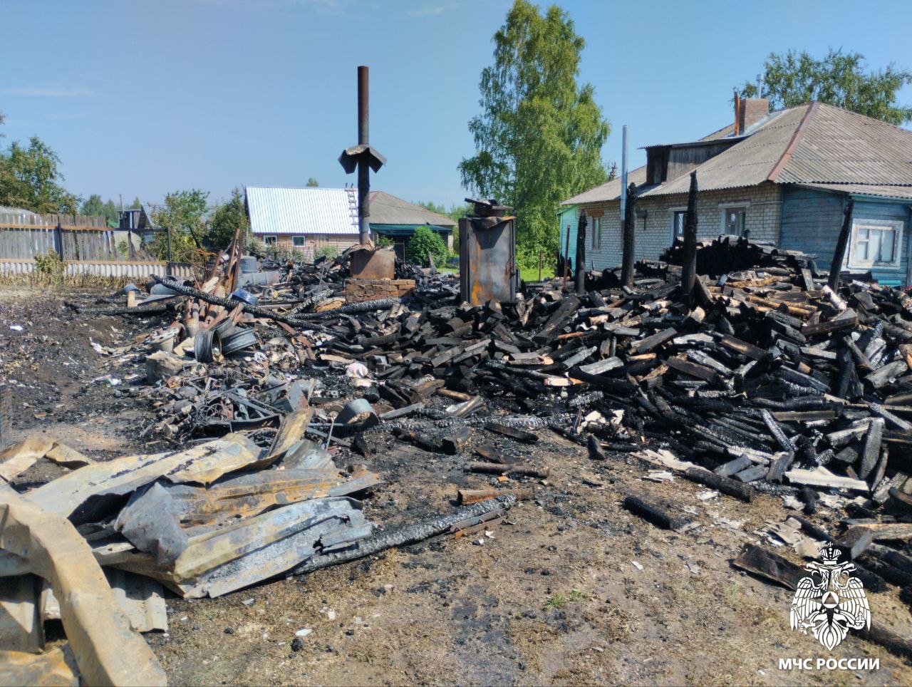 В Ярославской области сгорело несколько строений из-за удара молнии