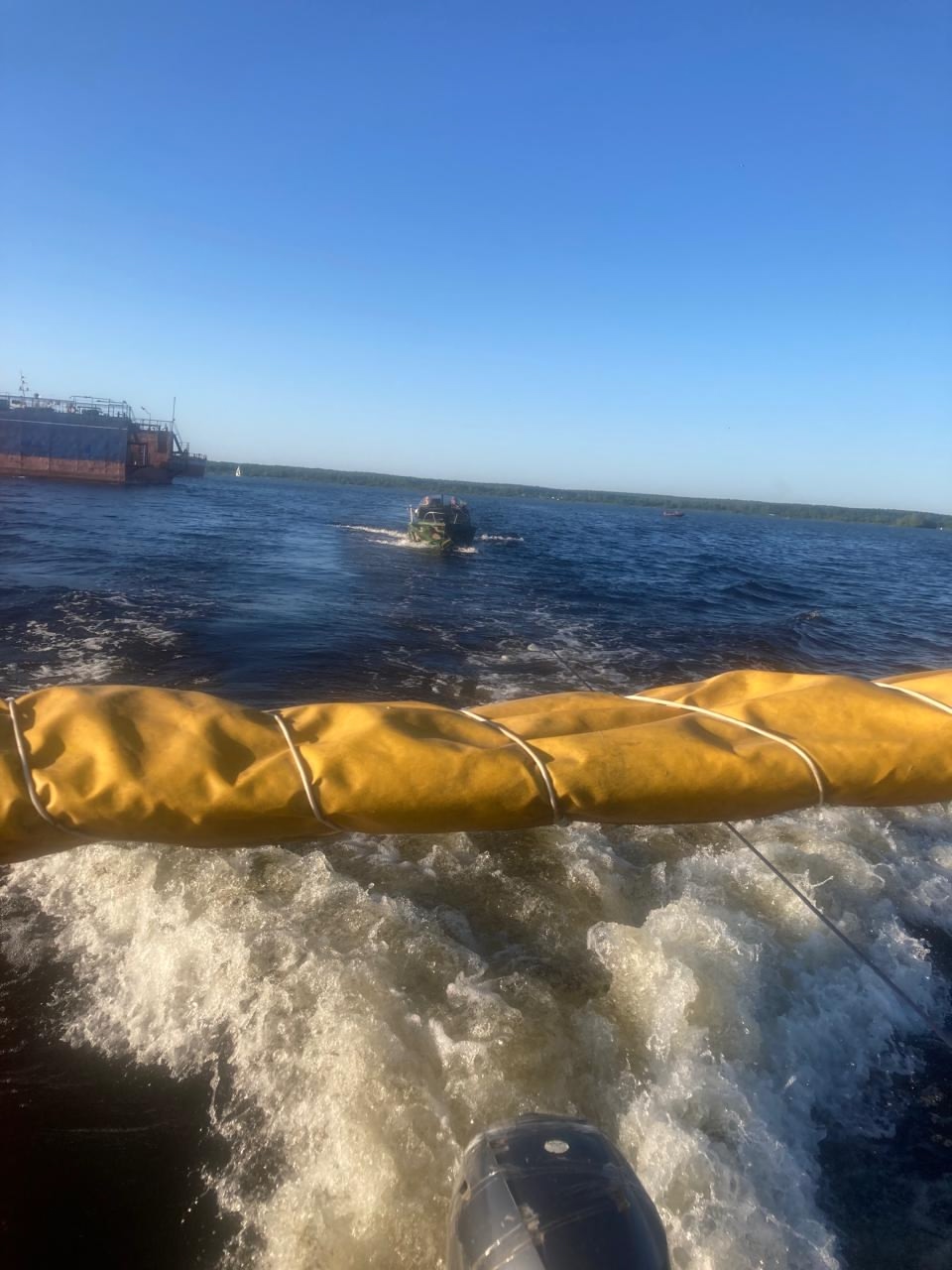 В руке застряли крючки: на Рыбинском водохранилище спасатели помогли четырем рыбакам