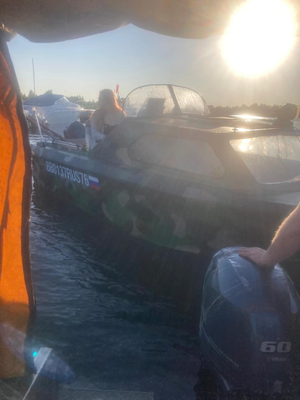 В руке застряли крючки: на Рыбинском водохранилище спасатели помогли четырем рыбакам