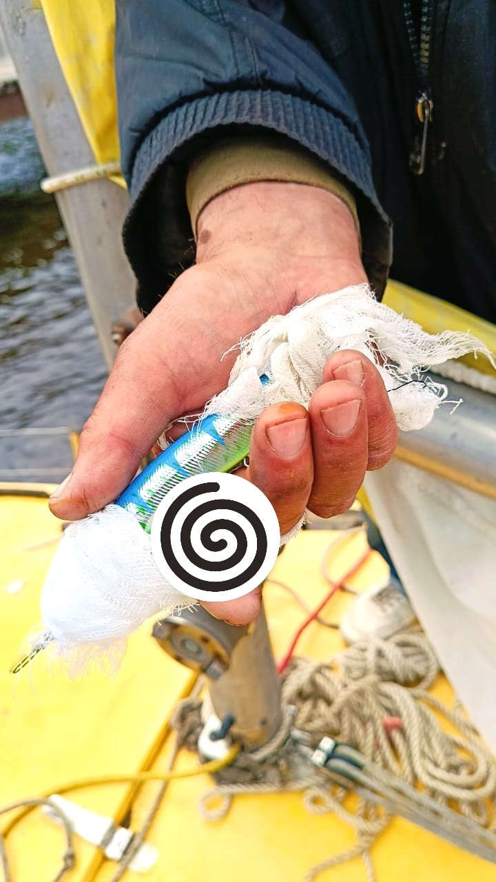 В руке застряли крючки: на Рыбинском водохранилище спасатели помогли четырем рыбакам