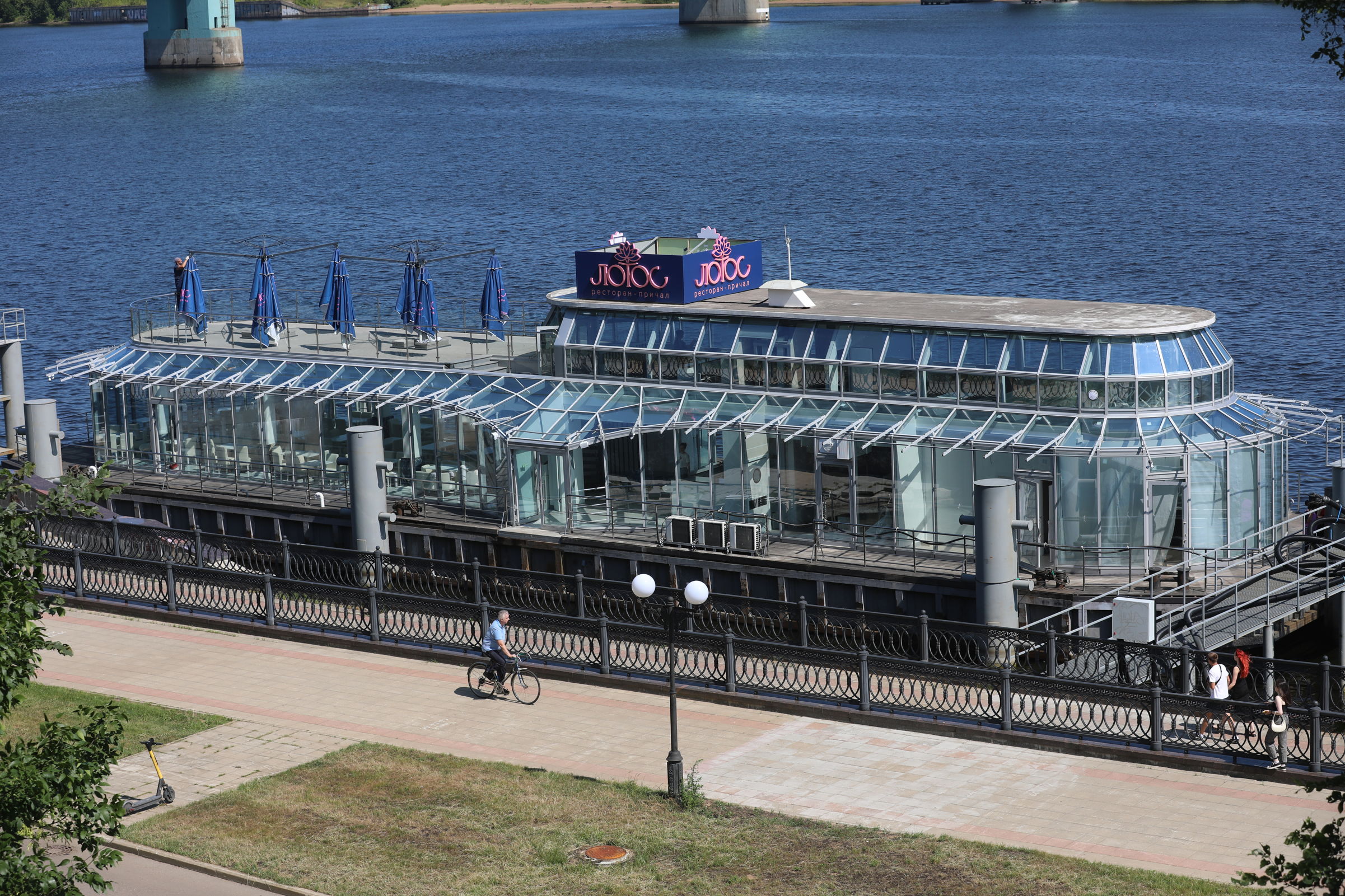 Новый причал-ресторан установили на Волжской набережной в Ярославле