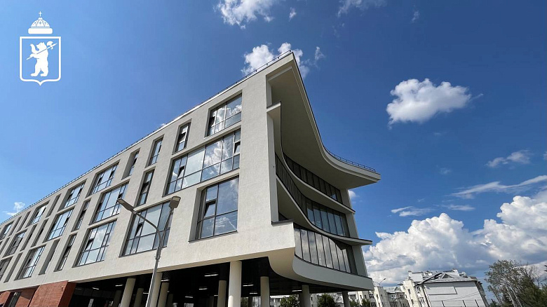 Кабинеты новой школы в Ярославле начали оборудовать мебелью