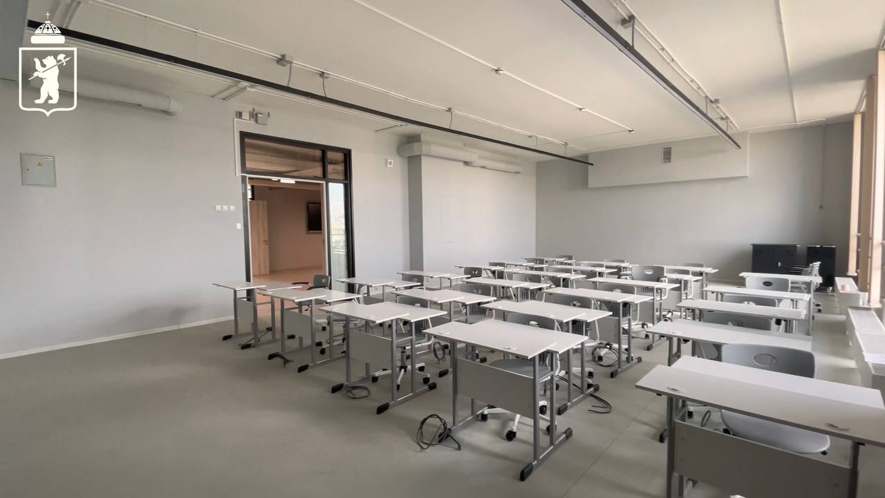 Кабинеты новой школы в Ярославле начали оборудовать мебелью