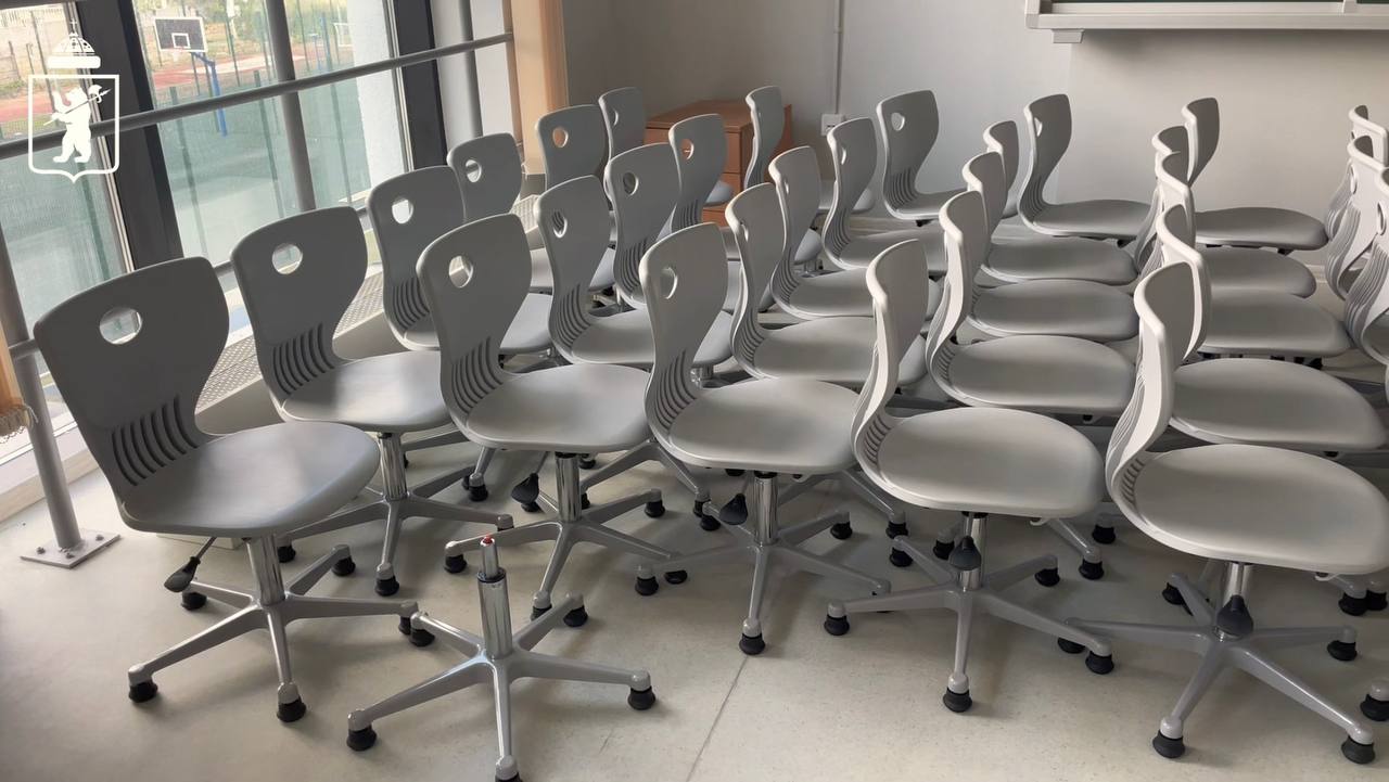 Кабинеты новой школы в Ярославле начали оборудовать мебелью