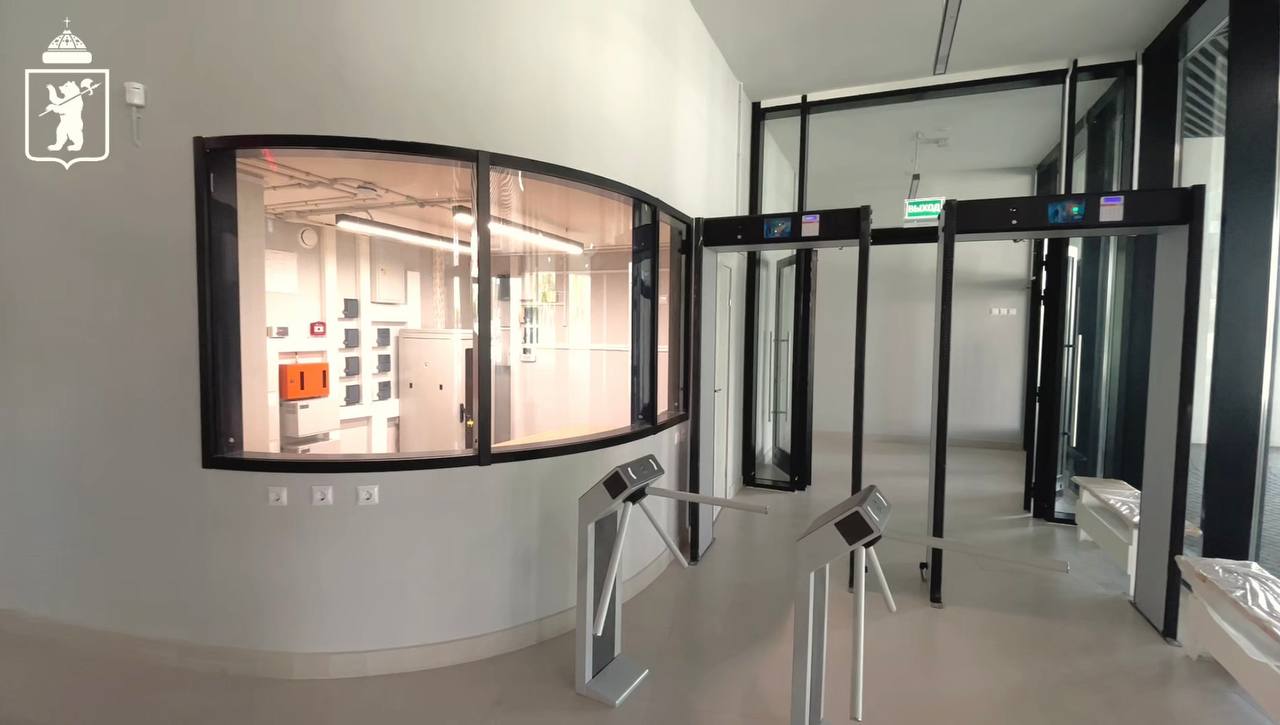 Кабинеты новой школы в Ярославле начали оборудовать мебелью