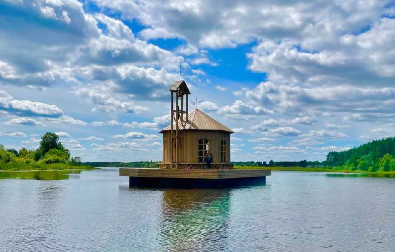 Плавучая часовня установлена на берегу Волги в Некрасовском округе
