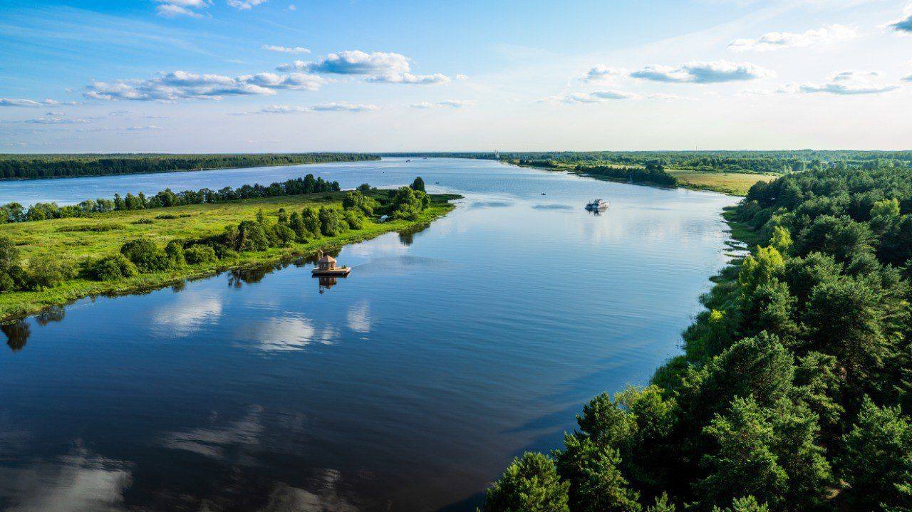 Плавучая часовня установлена на берегу Волги в Некрасовском округе