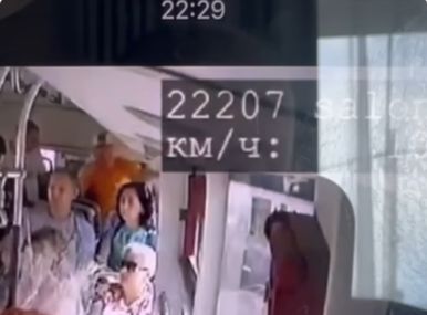 В Ярославле пассажир автобуса вышел через форточку