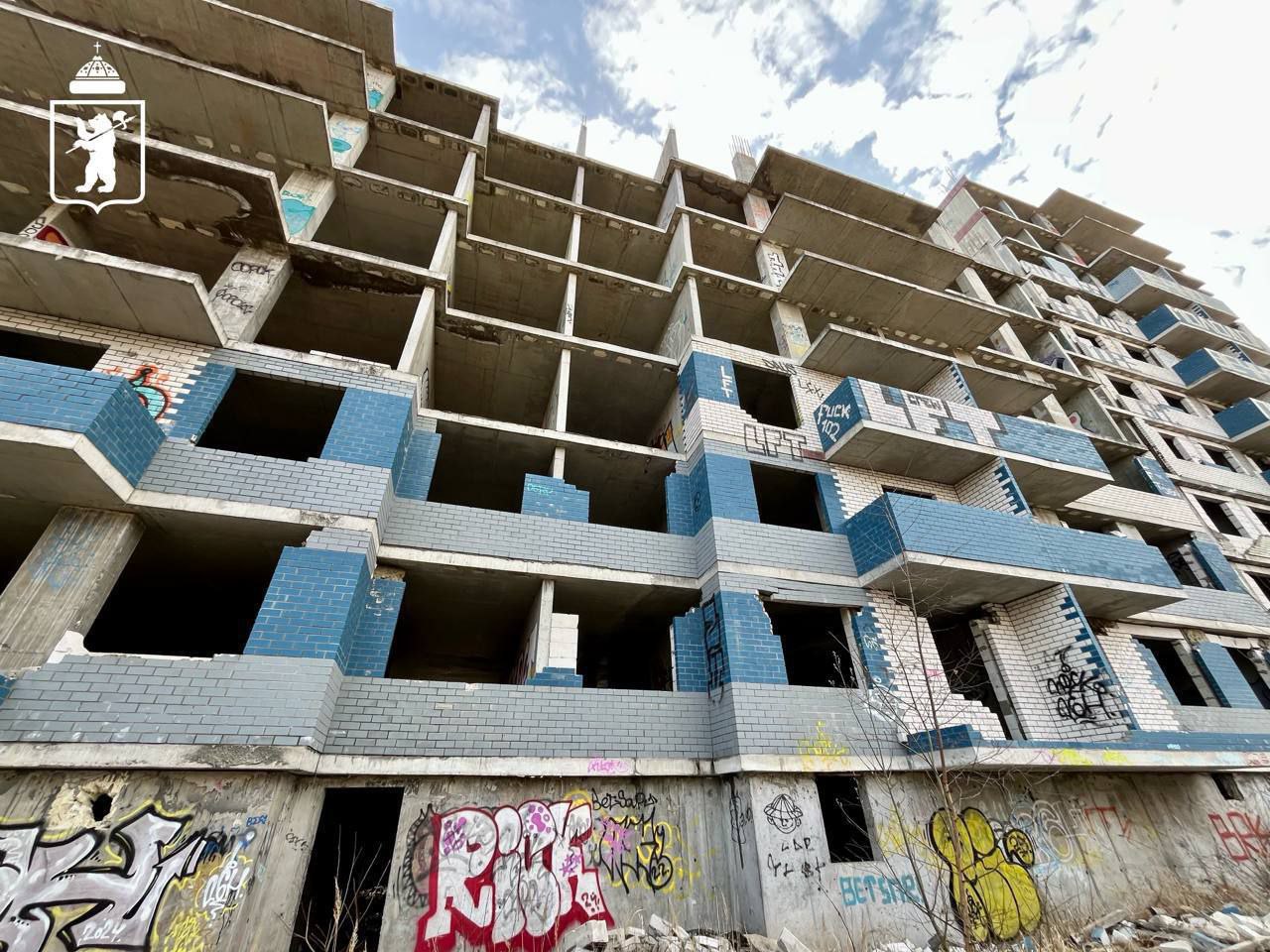 Пострадавшую от падения с недостроя в Ярославле девочку отправили на лечение в Москву