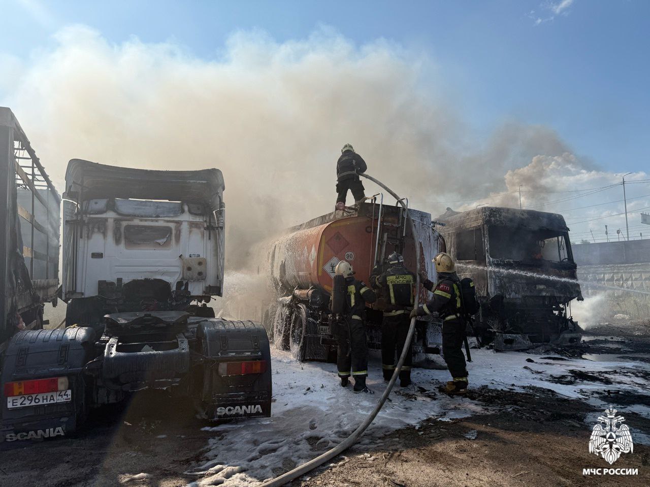 В Ярославле в промзоне загорелся бензовоз
