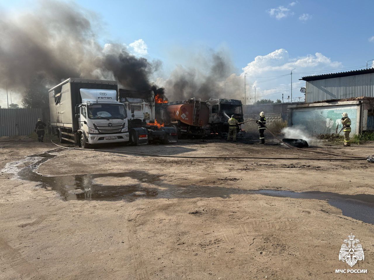 В Ярославле в промзоне загорелся бензовоз