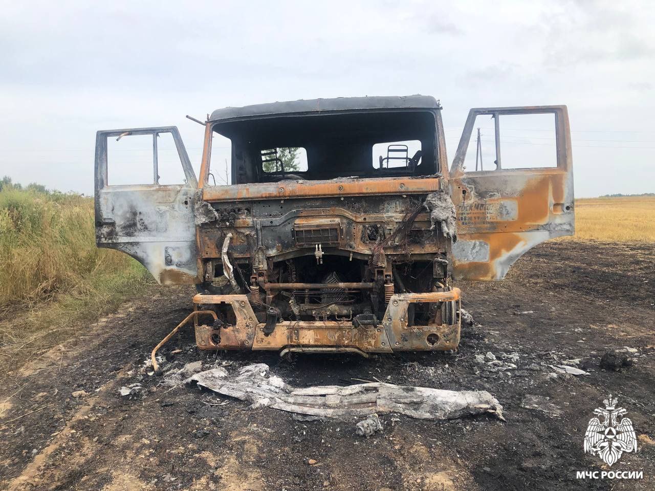 В Ярославском округе в поле сгорел тягач с зерном