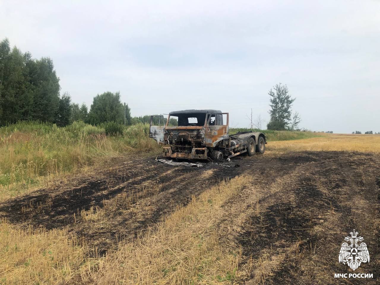 В Ярославском округе в поле сгорел тягач с зерном