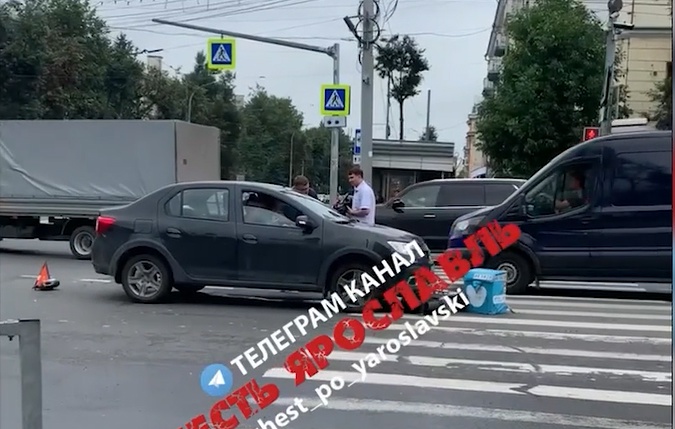 В центре Ярославле иномарка сбила курьера