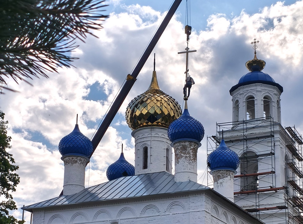 В Ярославском округе на храм Смоленской иконы Божией Матери установили купола