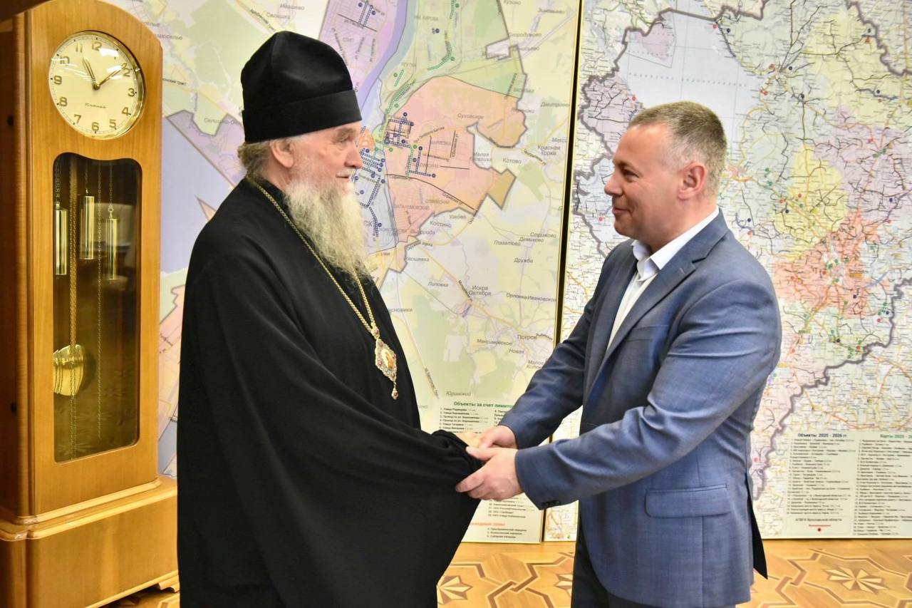 Михаил Евраев обсудил с епископом Рыбинским и Романово-Борисоглебским Вениамином строительство дорог у храмов
