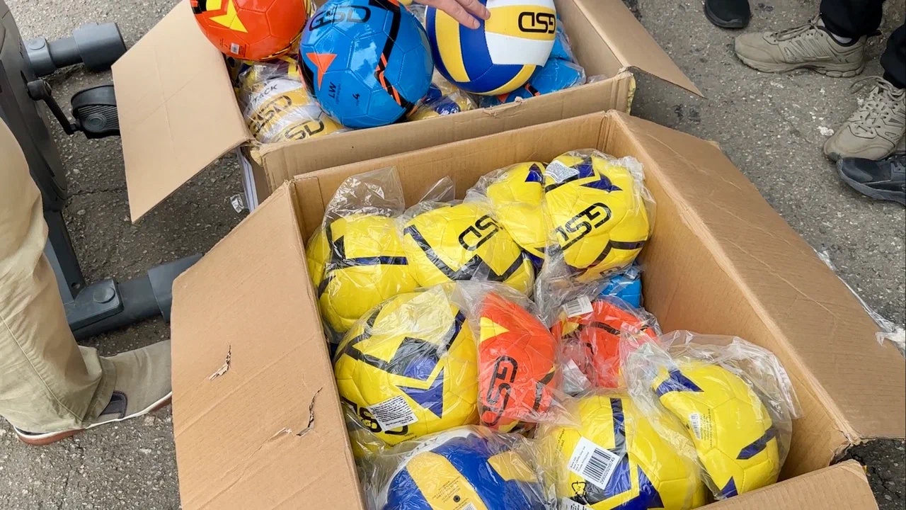 В подшефную Акимовку доставили мячи для юных спортсменов от ярославцев
