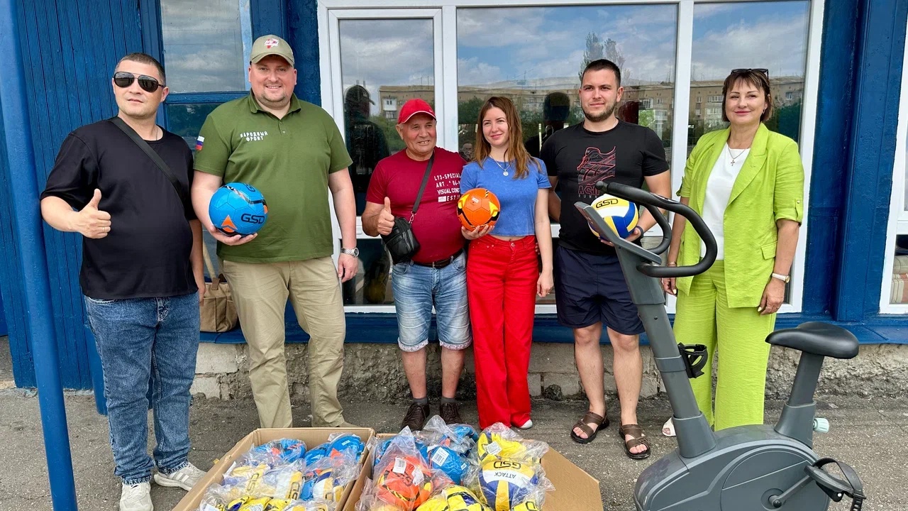 В подшефную Акимовку доставили мячи для юных спортсменов от ярославцев