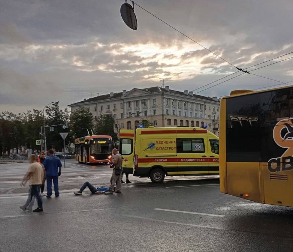 В результате ДТП в Ярославле пострадали водитель и пассажир электровелосипеда