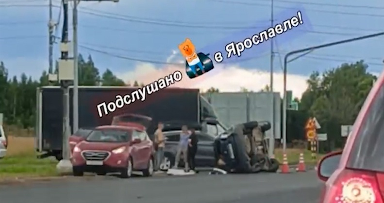 На Костромском шоссе под Ярославлем столкнулись легковушка и «Газель»