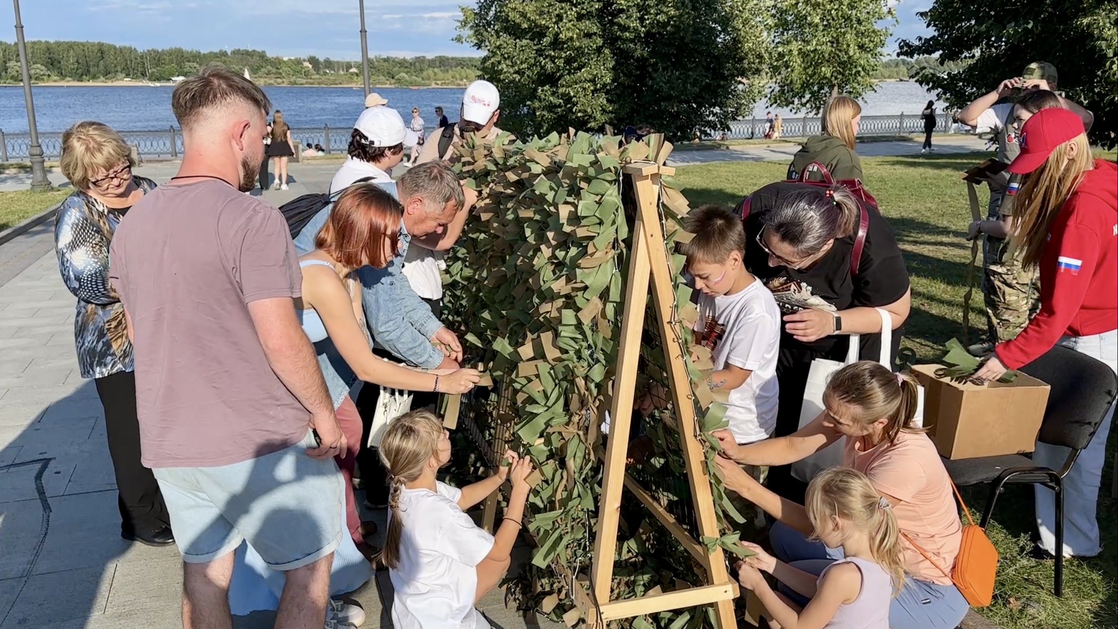 Сплетенную на фестивале в Ярославле маскировочную сеть передадут бойцам