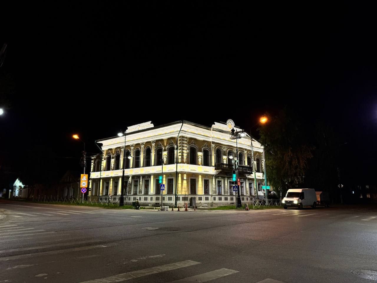 Архитектурная подсветка украсила два здания и мост в Ярославской области