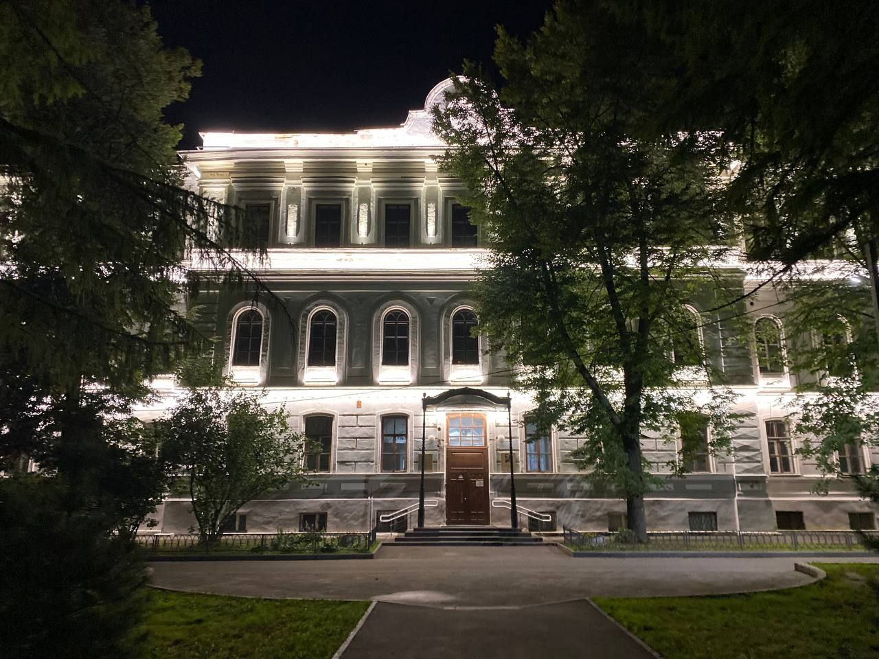 Архитектурная подсветка украсила два здания и мост в Ярославской области