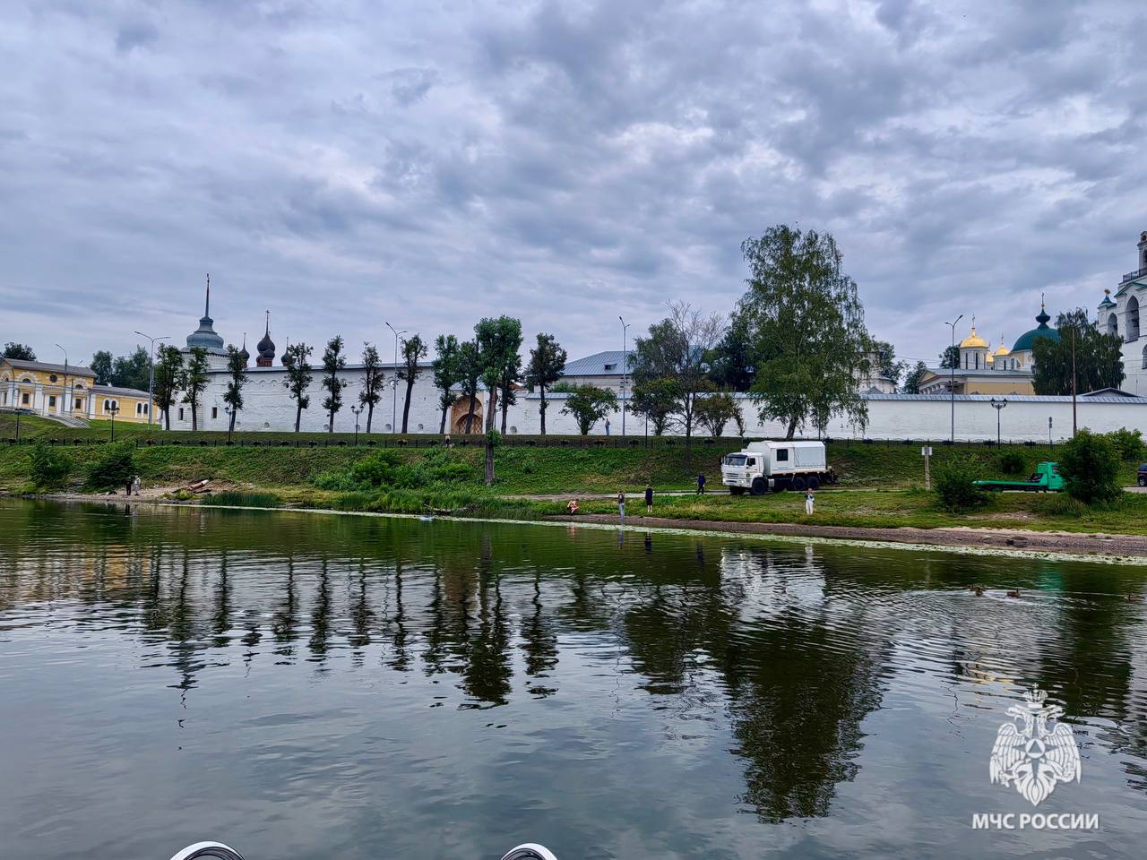 В Ярославле у парка «Подзеленье» в реке оказался «Лексус»