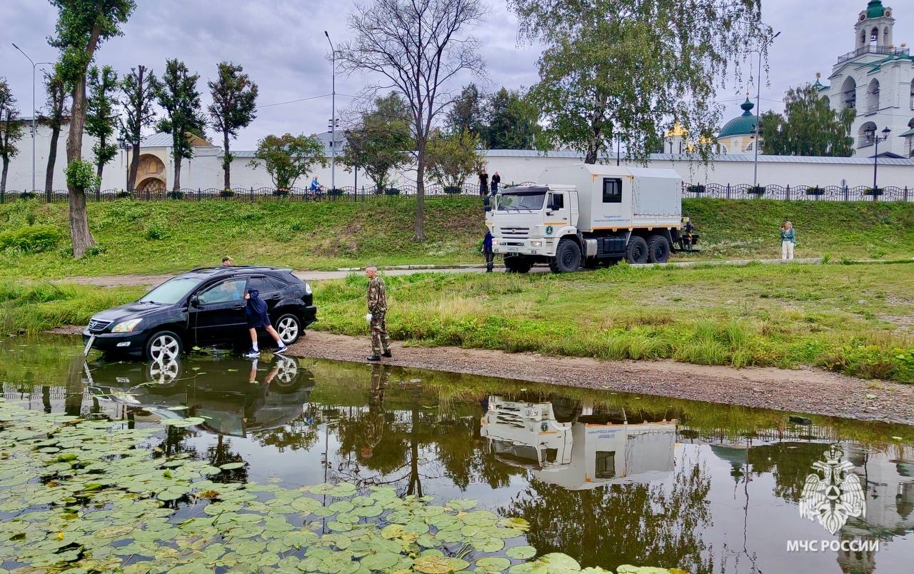 В Ярославле у парка «Подзеленье» в реке оказался «Лексус»