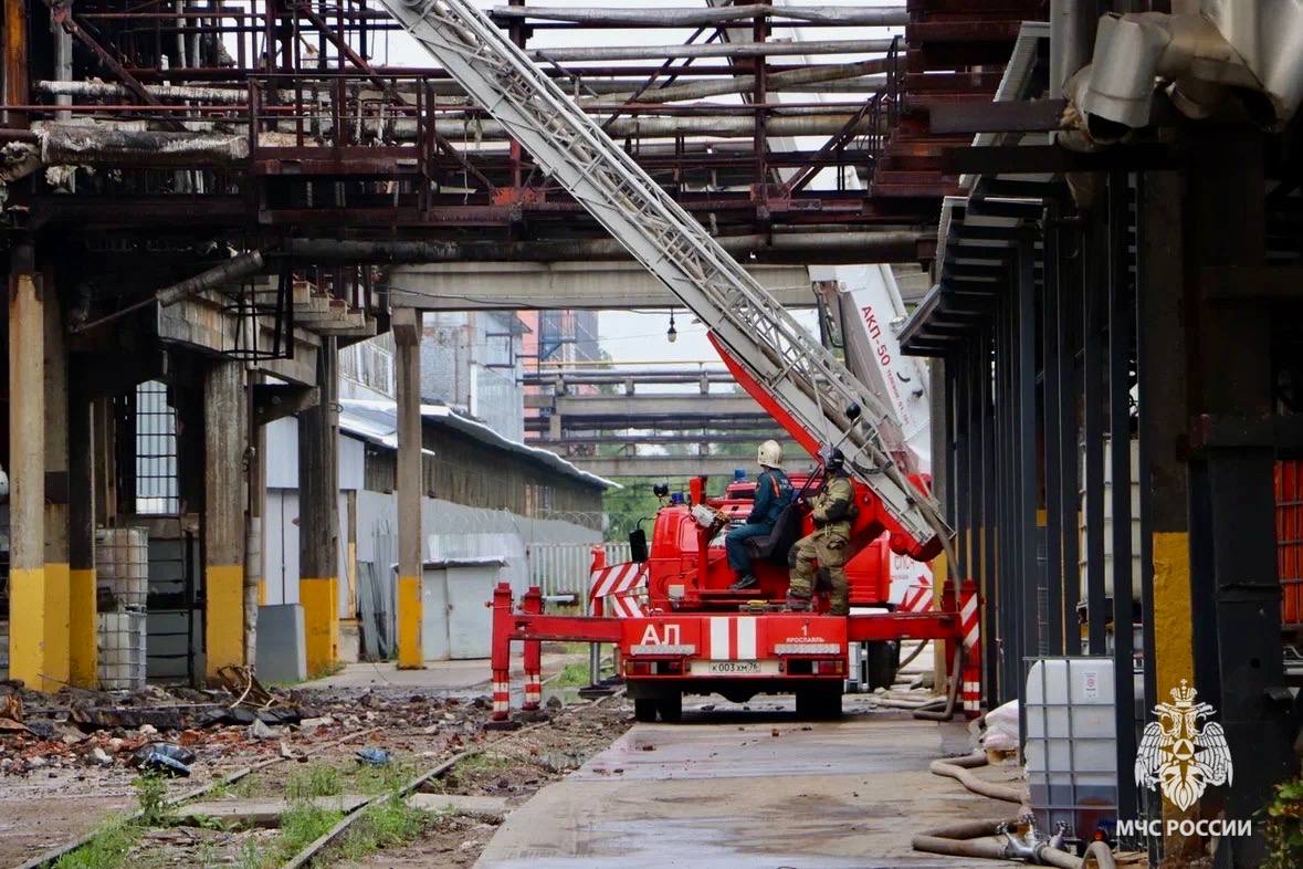 В Ярославле почти 15 часов тушили пожар на предприятии
