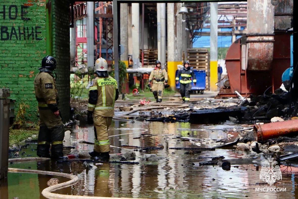 В Ярославле почти 15 часов тушили пожар на предприятии