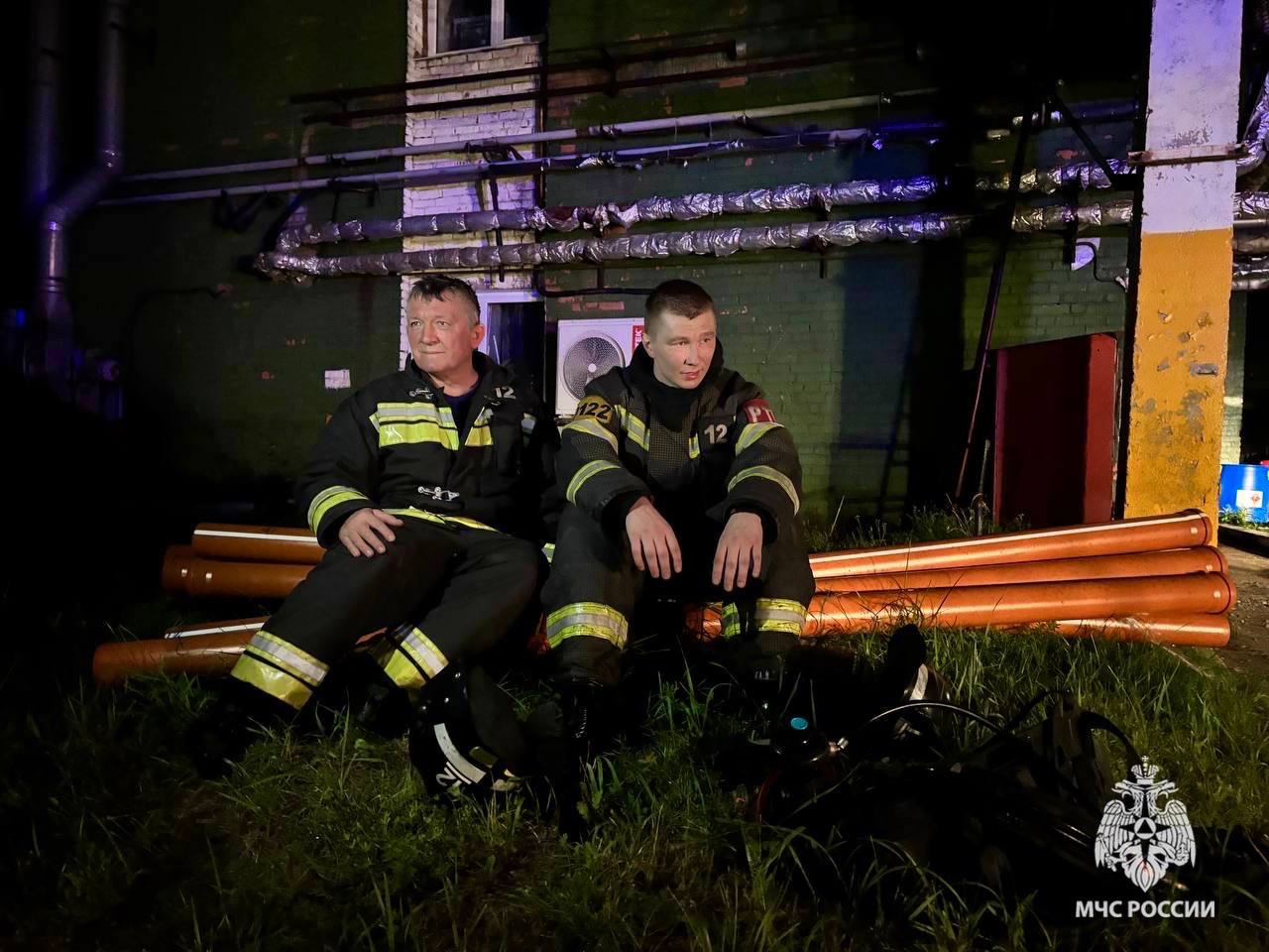 В Ярославле почти 15 часов тушили пожар на предприятии