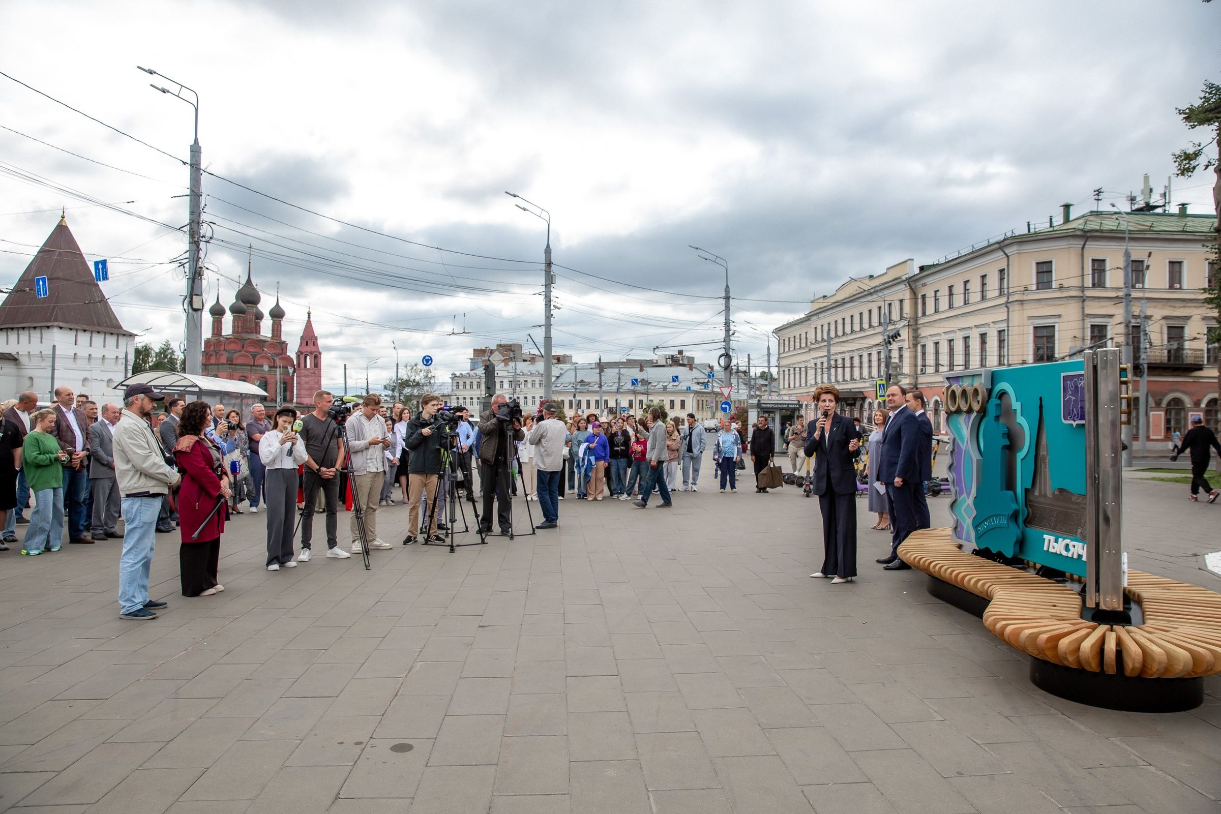 На Богоявленской площади в Ярославле открыли скамью в виде 1000-рублевой купюры