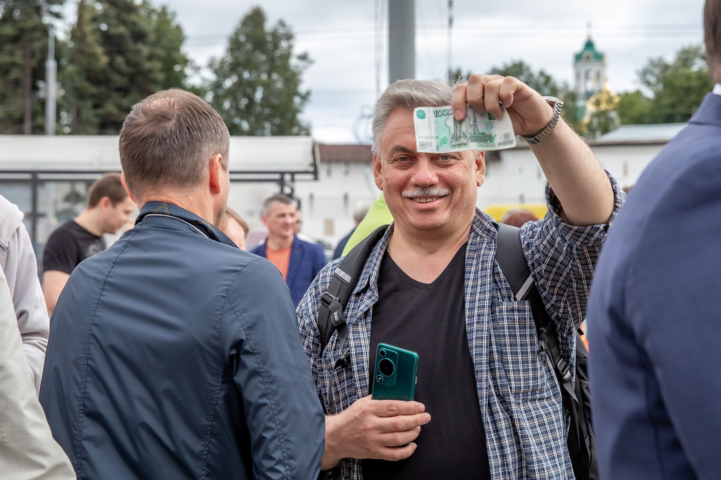 На Богоявленской площади в Ярославле открыли скамью в виде 1000-рублевой купюры