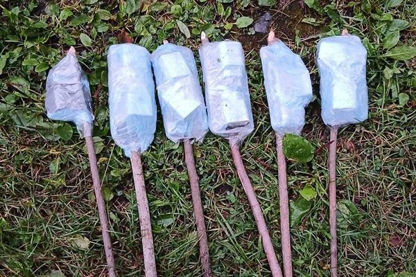 Пытался подбросить осужденным: у стен рыбинской колонии задержали мужчину с запрещенными предметами