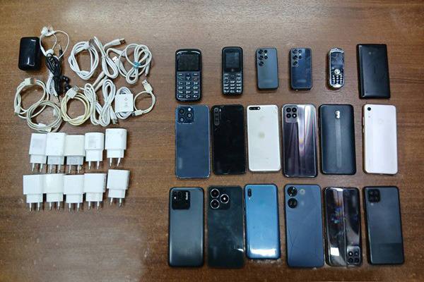 Пытался подбросить осужденным: у стен рыбинской колонии задержали мужчину с запрещенными предметами