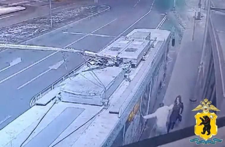 В Ярославле отправили на лечение повредившего троллейбус мужчину