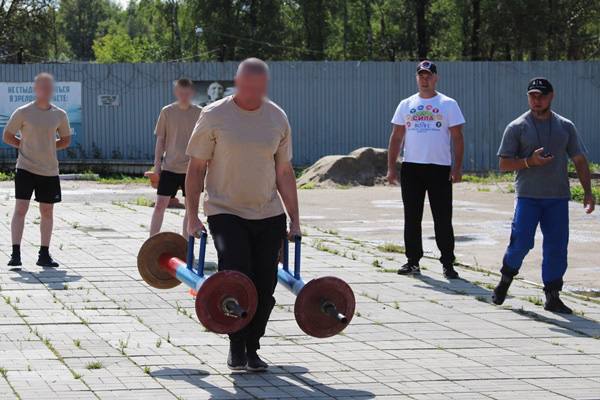 Звезда силового экстрима открыл соревнования в ярославской колонии