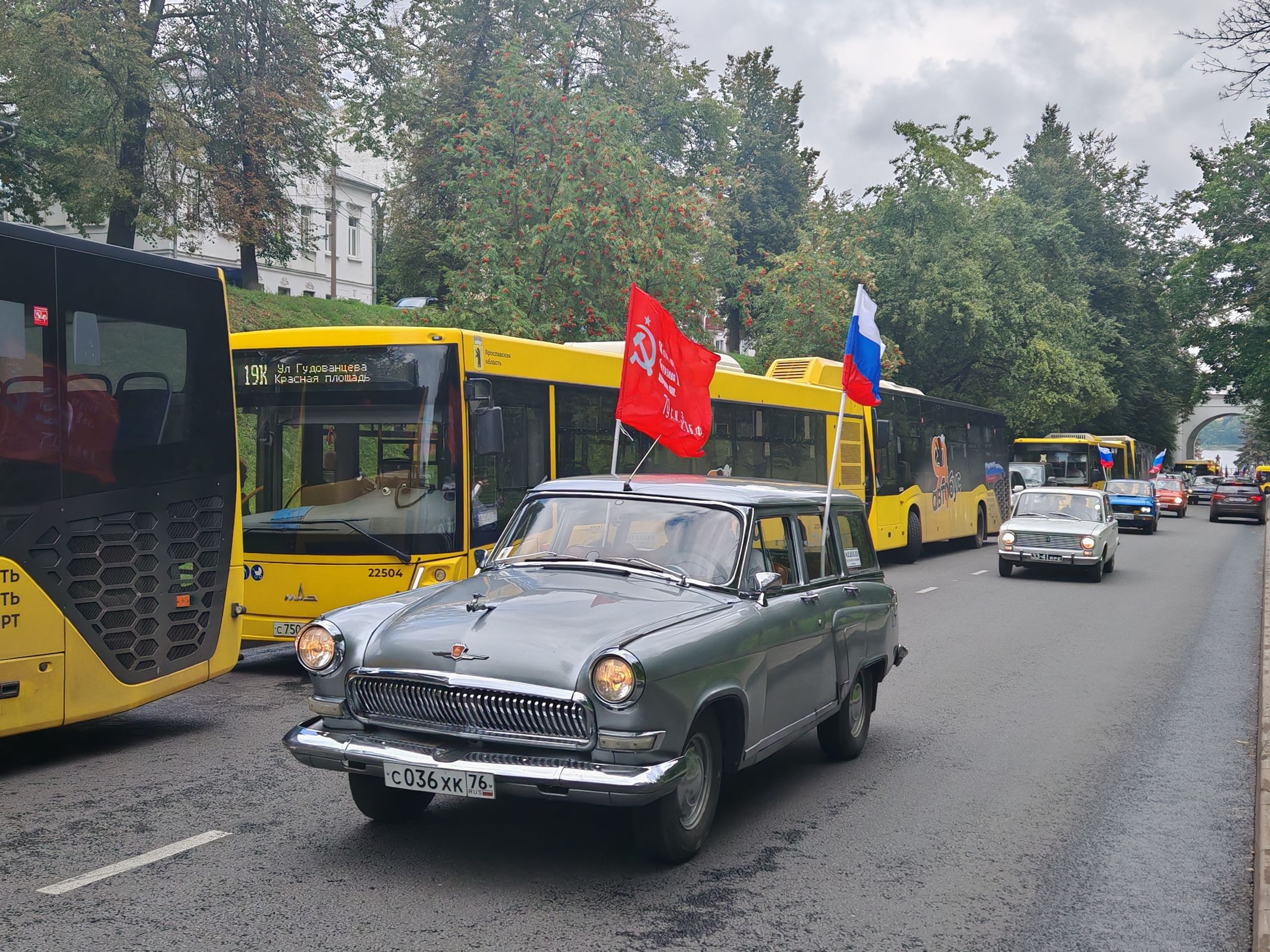 Автопробег «Zа Россию!» прошел в Ярославле в преддверии Дня российского флага