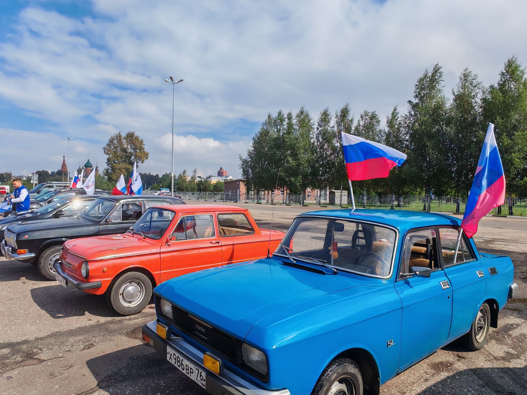Автопробег «Zа Россию!» прошел в Ярославле в преддверии Дня российского флага
