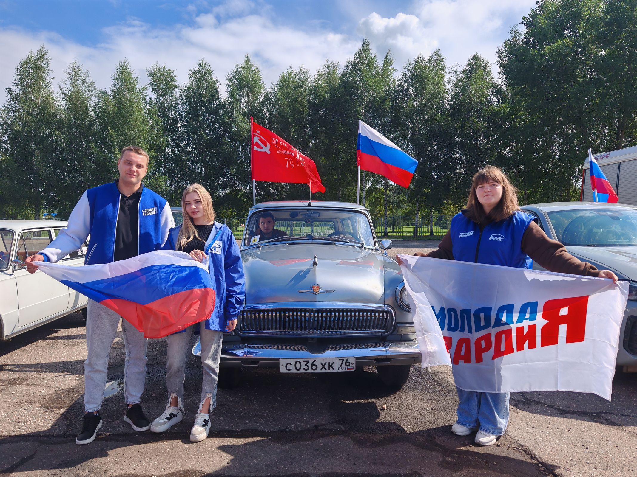 ​Автопробег «Zа Россию!» прошел в Ярославле в преддверии Дня российского флага