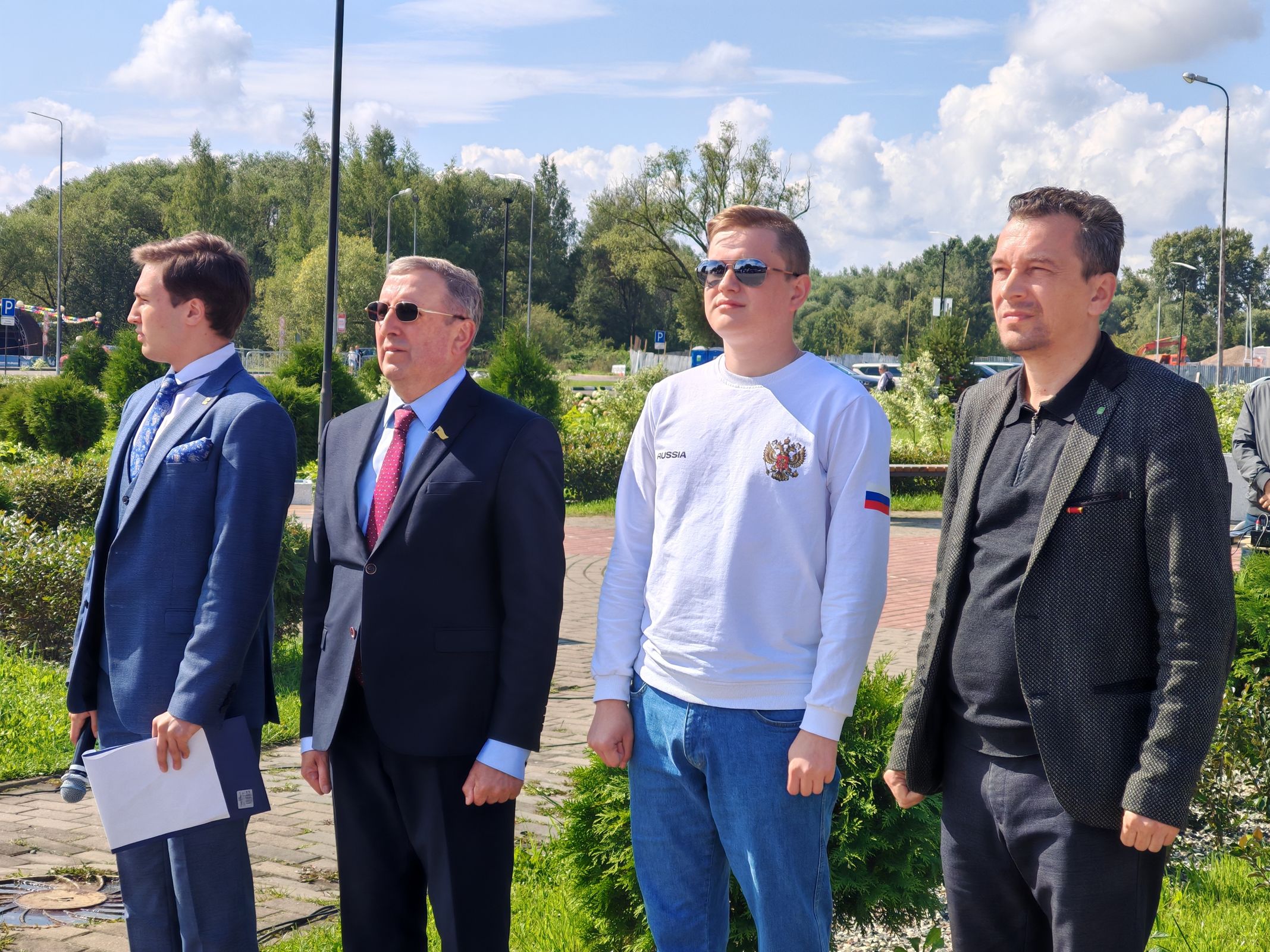 Автопробег «Zа Россию!» прошел в Ярославле в преддверии Дня российского флага