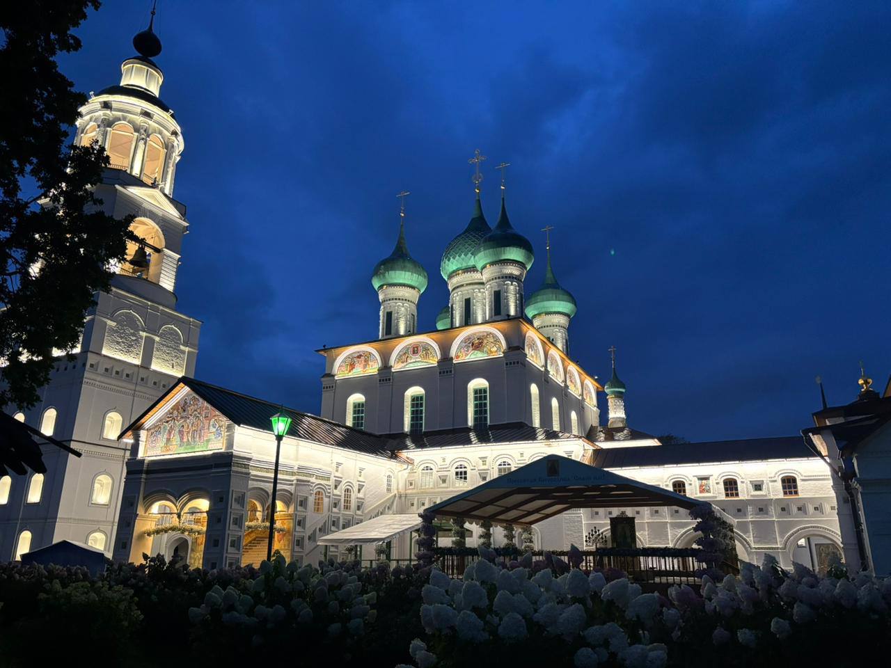 Храм и часовню в Ярославской области украсили архитектурной подсветкой