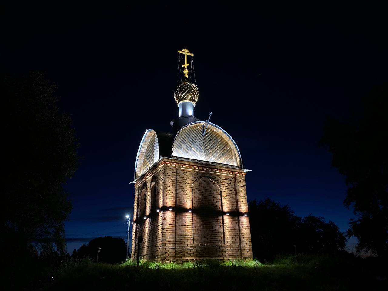 Храм и часовню в Ярославской области украсили архитектурной подсветкой
