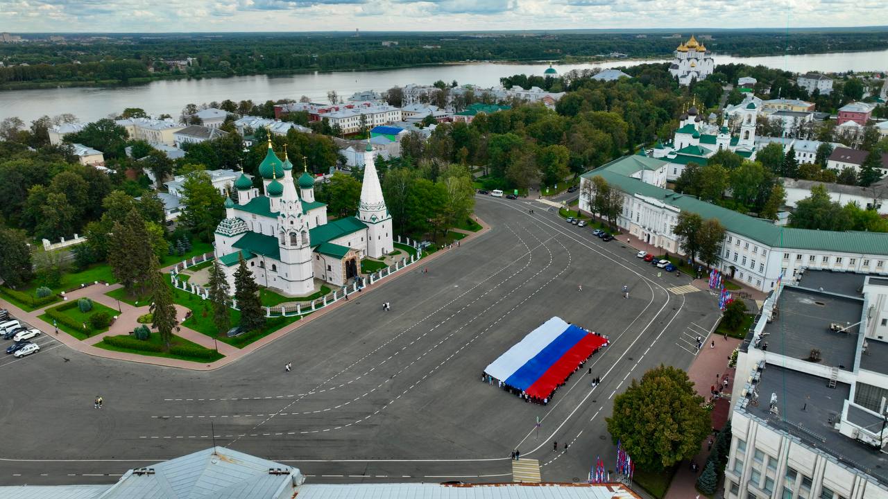 30-метровый триколор развернули в центре Ярославля в День российского флага