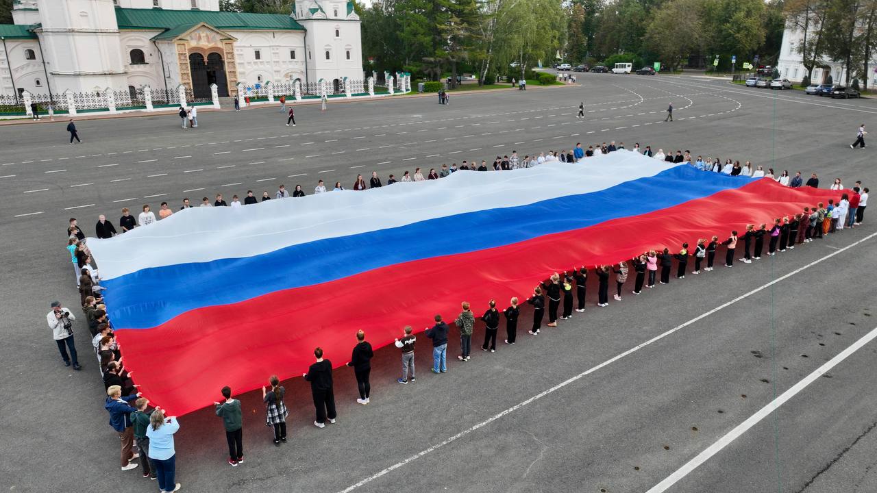 30-метровый триколор развернули в центре Ярославля в День российского флага
