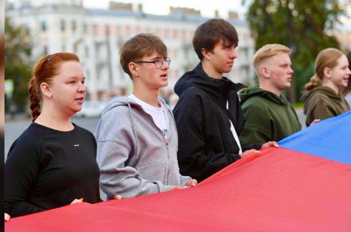 30-метровый триколор развернули в центре Ярославля в День российского флага