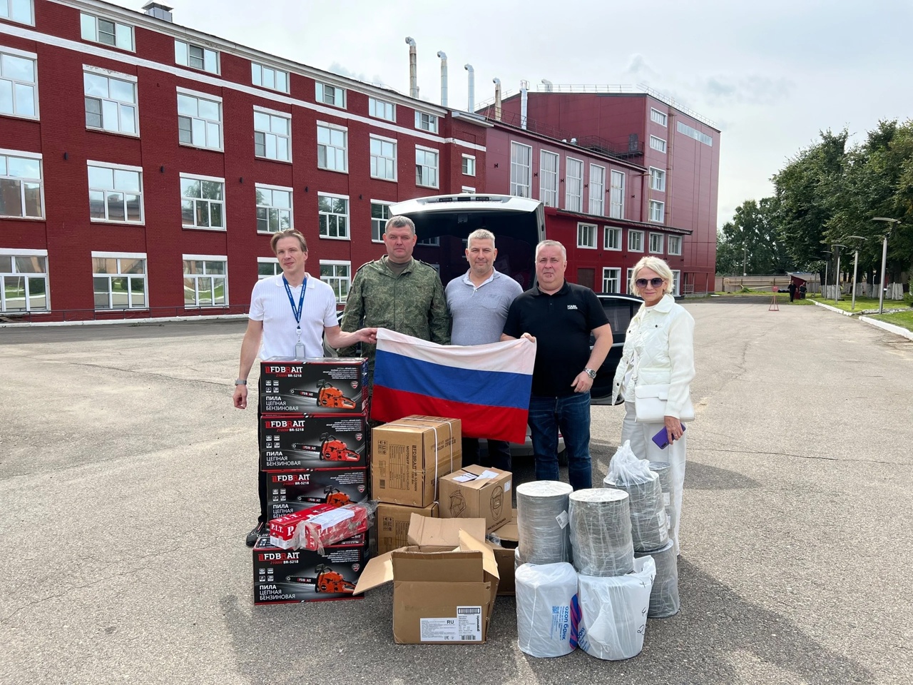 В День российского флага в Ростове Великом передали гуманитарный груз для участников СВО